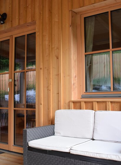 Sitzplatz auf der Veranda am Schusterhans-Hof | © Schusterhand Hof-Christina Helm | © Schusterhand Hof-Christina Helm
