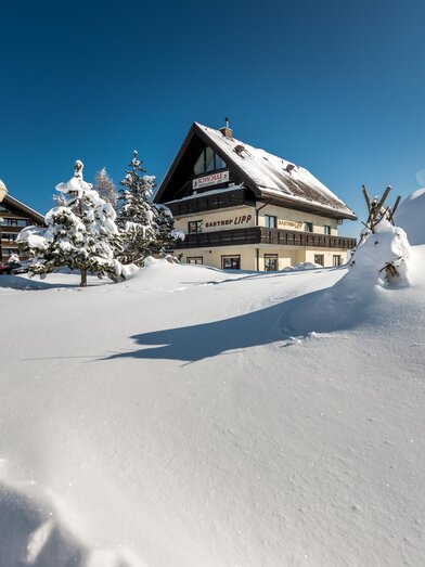 Sportgasthof Lipp in verschneiter Landschaft | © TV Region Graz - Die Abbilderei | © TV Region Graz - Die Abbilderei