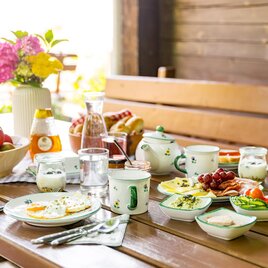 Herzhaftes Frühstück mit hausgemachten und regionalen Produkten in der Weinlaube beim Weingut & Buschenschank Pölzl in Großklein. | © ELISABETH FRÖHLICH photography
