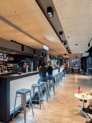 Moderner Bar- und Lounge-Bereich für Gäste | © a&o Graz Hauptbahnhof