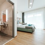 Photo of Twin room, bath, toilet, terrace | © Adelwöhrer am Hof