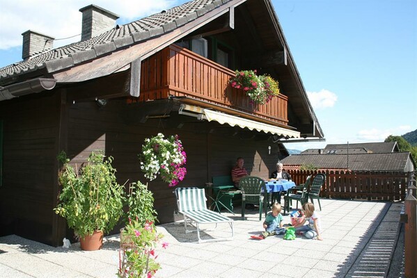 App. Royer - Hausfoto Sommer mit Terrasse