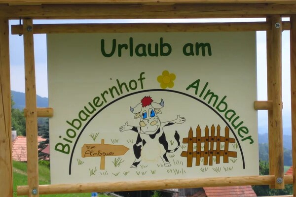 BH Almbauer Willkommens Tafel | © Biobauernhof Almbauer