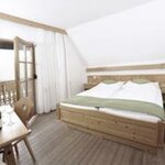 Photo of Double room, shower or bath, toilet, balcony | © www.michilorenz.at