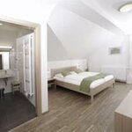Photo of Double room, shower and bath, toilet, balcony | © www.michilorenz.at