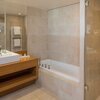 Photo of Hotel suite, separate toilet and shower/bathtub, bath robe | © Falkensteiner Bad Waltersdorf