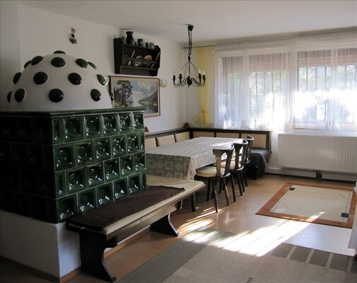 Wohnzimmer mit Kachelofen | © Ferienhaus Hirt