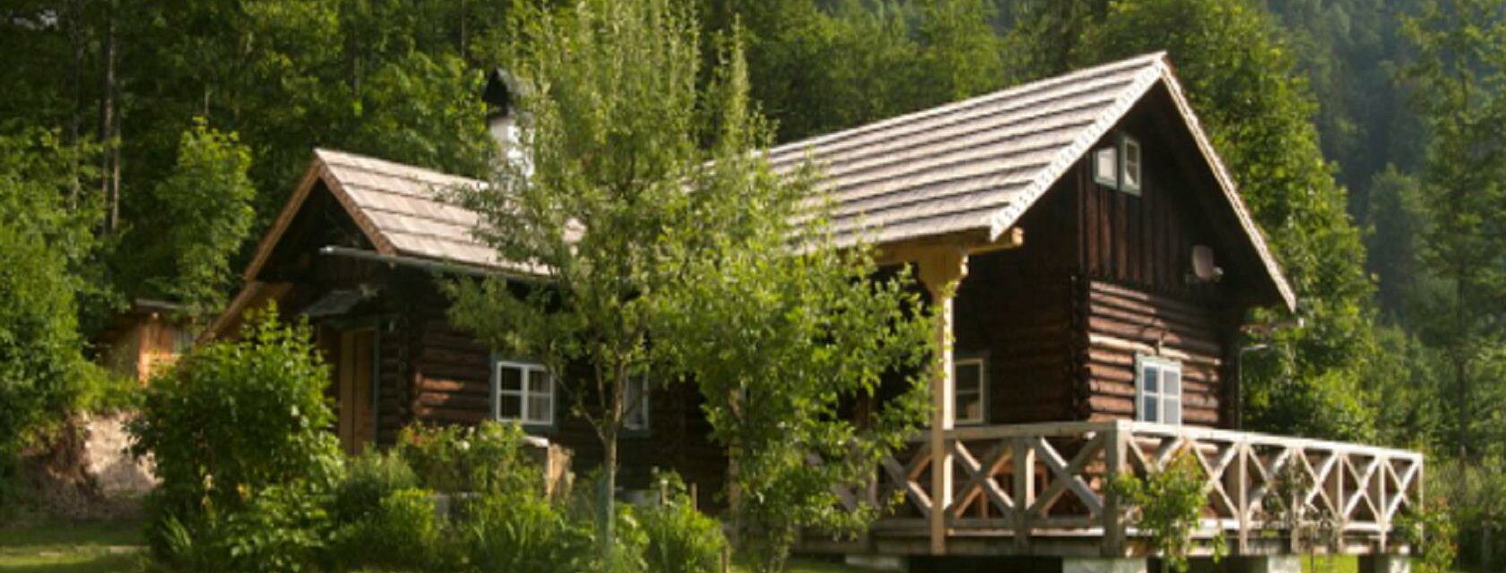 Forsthaus-Domiz, Grundlsee, Hausansicht mit Garten