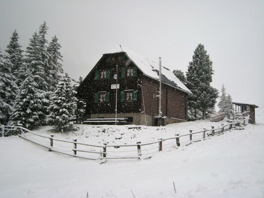 Hütte aussen Winter 2