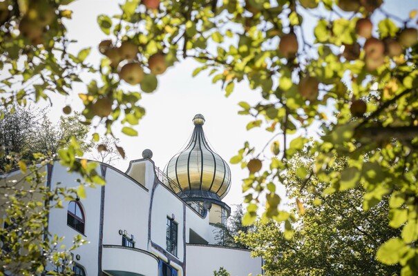 Blick zum Stammhaus | © Rogner Bad Blumau Hundertwasser Architekturprojekt