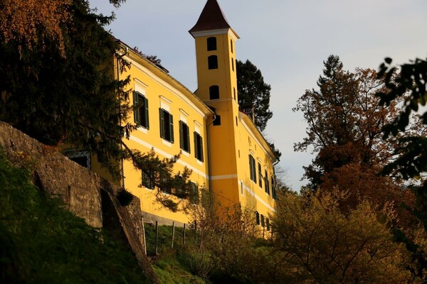 Schloss Arnfels Vorderansicht aus der Nähe | © Schloss Arnfels | Fam. Macher