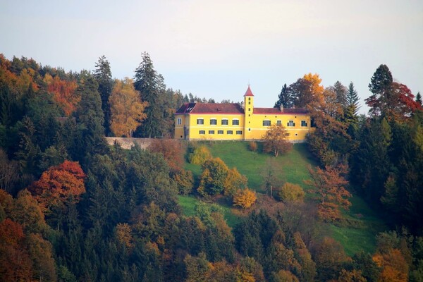 Schloss Arnfels Vorderansicht aus der Entfernung | © Schloss Arnfels | Fam. Macher