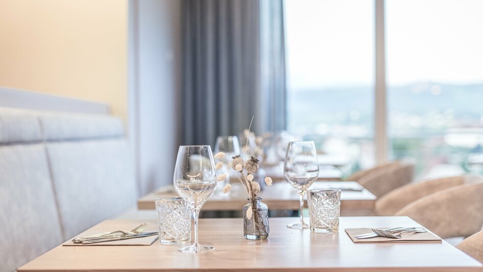Tisch im Restaurant Therme NOVA | © Lipizzanerheimat-DieAbbilderei