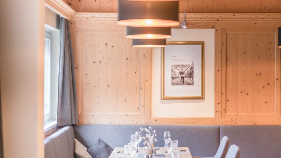 Stüberl gedeckt im Restaurant Therme NOVA | © Lipizzanerheimat-DieAbbilderei
