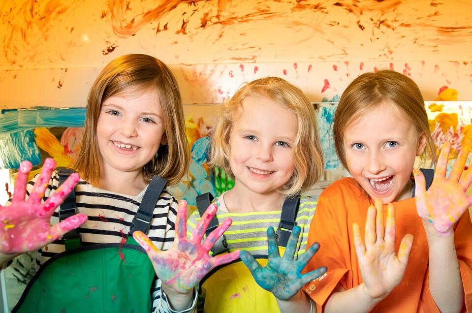 Glückliche Kinder mit farbigen Händen | © FRida und freD - Hannes Loske