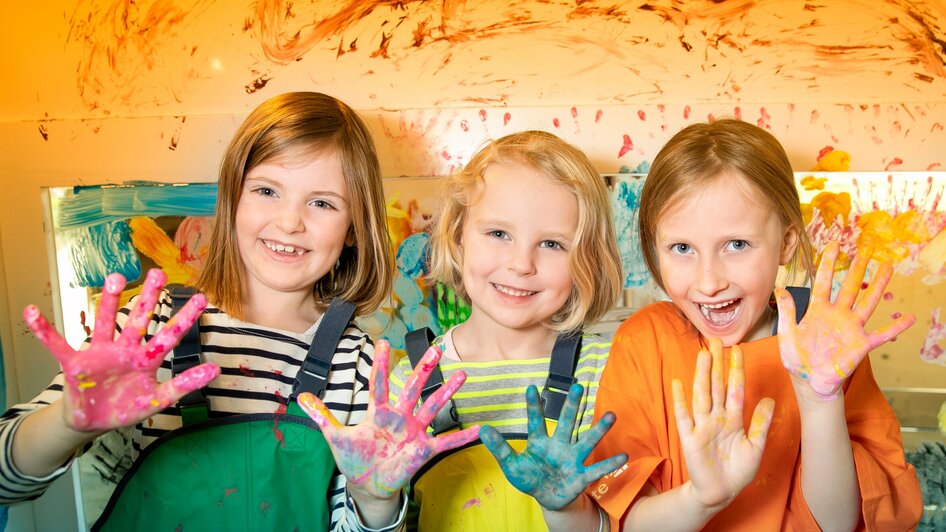 Glückliche Kinder mit farbigen Händen | © FRida und freD - Hannes Loske