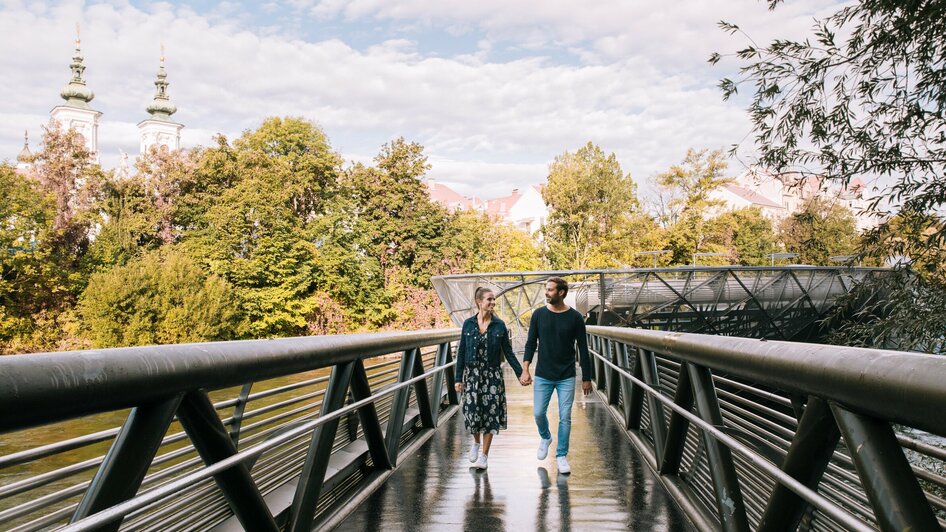 Paar auf einer Brücke | © Graz Tourismus