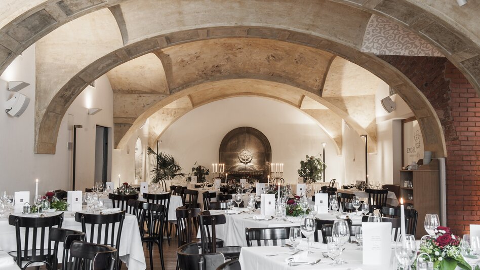 Eleganter Restaurant Innenraum mit Tischen und Kerzen. | © Weitzer