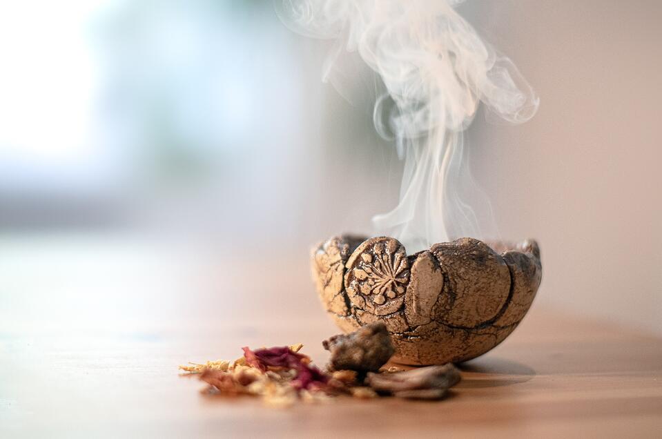 Healing incense with plants and resins - Impression #1