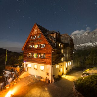 Austriahütte bei Nacht. | © Dominik Steiner