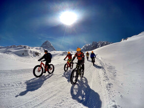 Gruppe Fatbiker am Gletscher.  | © Alpine Fatbike