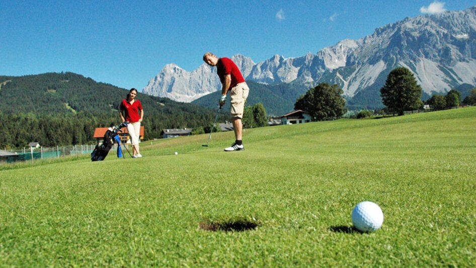 Zwei Golfer am weltweit 1. Bio Golfplatz. | © Kobaldhof
