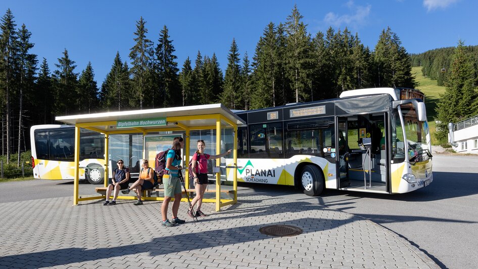 Mit dem Gelenksbus zu den schönsten Plätzen der Region Schladming-Dachstein unterwegs | © Harald Steiner