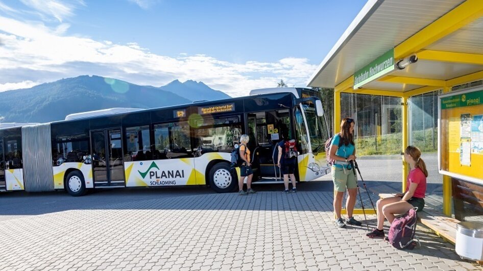 Mit dem Gelenksbus zu den schönsten Plätzen der Region Schladming-Dachstein unterwegs | © Harald Steiner