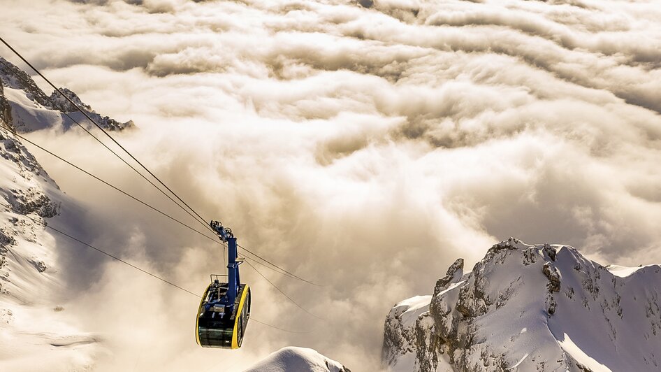 Über die Wolken schweben - spektakuläre Auffahrt mit der Dachstein Panoramagondel | © Max Pachernigg
