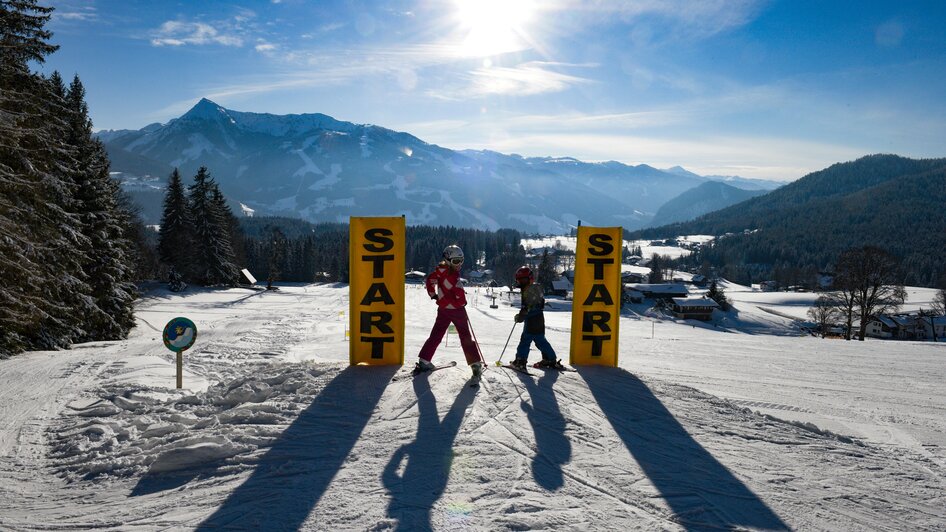 Zwei Kinder beim Skifahren.