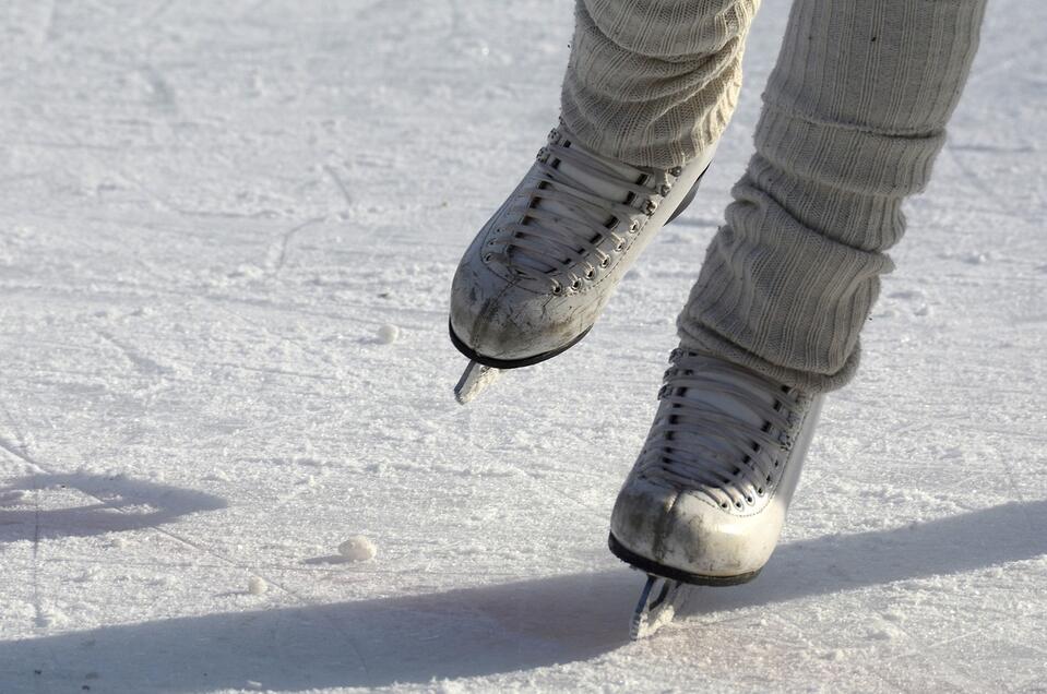 Ice skating on the lake - Impression #1
