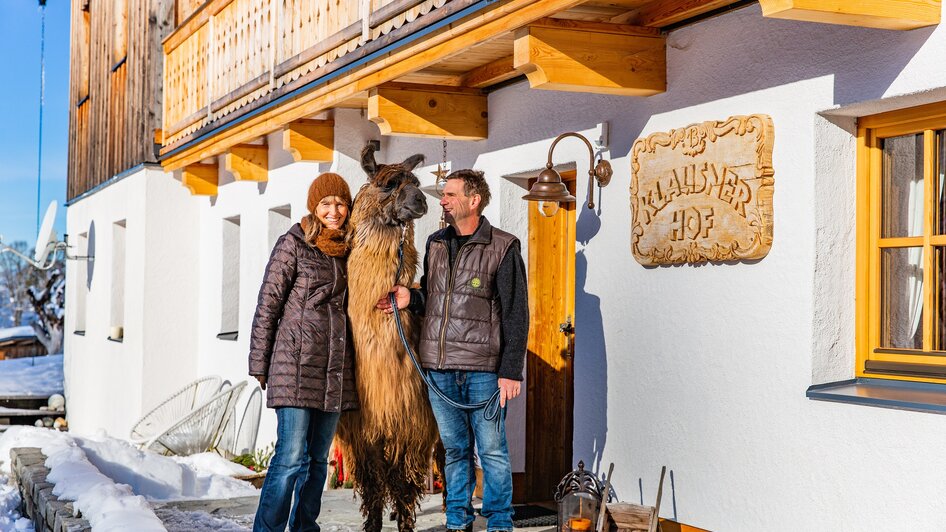Klausnerhof - Bauersleute mit Lama | © TVB Haus-Aich-Gössenberg@René Eduard Perhab
