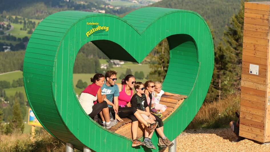 Familienfoto im grünen Herz. | © Erlebnis Rittisberg
