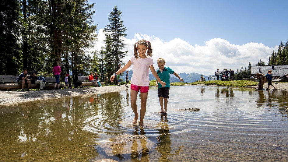 Kinder bei den Wasserspielen im Hopsiland | © Tom Lamm