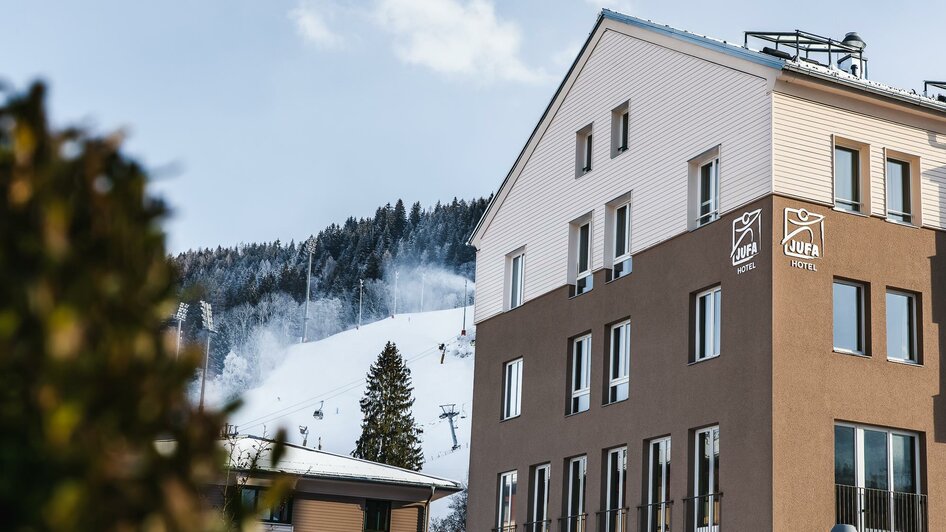 hotelansicht-jufa-hotel-schladming-piste-winter