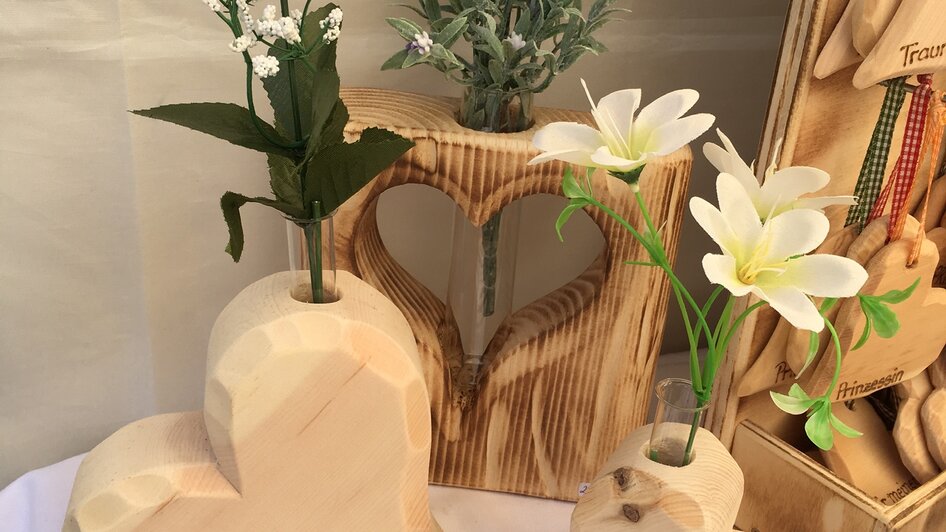 Holzvasen in Herzform | © Kreativwerkstatt Pilz