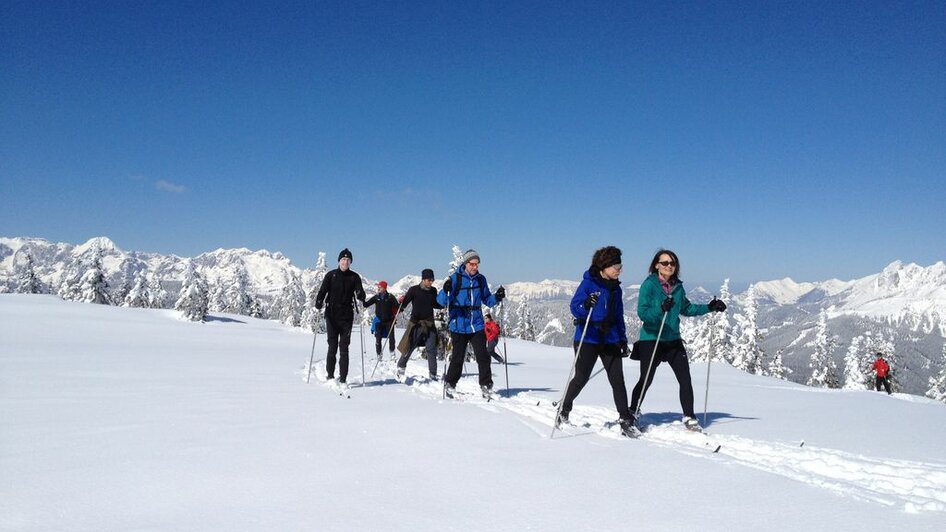 Eine Gruppe auf Skitour. | © Langlaufschule fit & fun