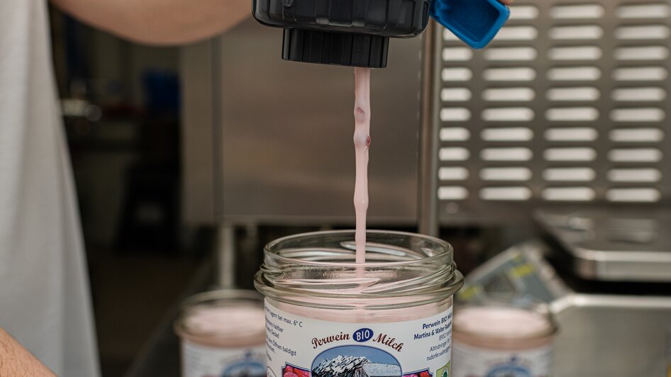 Himbeerjoghurt Herstellung, Perwein BIO Milch | © Martina Siebenhandl