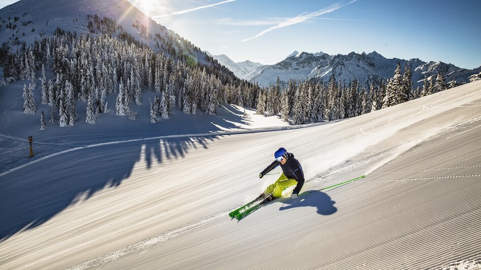 Skifahrer auf perfekt präparierter Piste  | © Herbert Raffalt