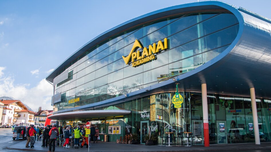 Der Planet Planai, die neue Talstation der Planai Hauptseilbahn mit Kassenbereich und Bushaltestelle direkt beim Eingang zum Lift