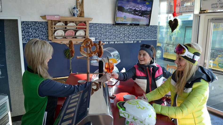 Ski Rock Café - eine gemütliche Verweilmöglichkeit direkt im Planet Planai in der Talstation der Hautptseilbahn | © Planai