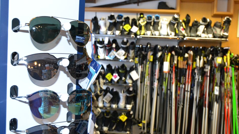 Sonnenbrillen und Langlaufausrüstung | © Sport Steiner 
