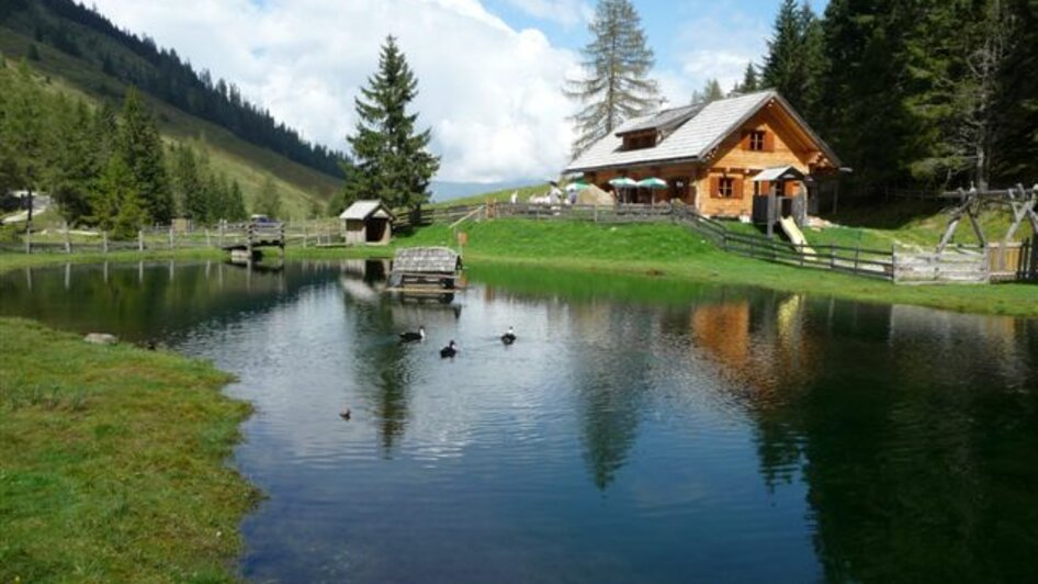 Stangl Alm - Hütte mit Teich | © Stangl Alm