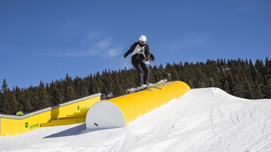 Freestyle-Skifahrer au Box auf der Planai | © Roland Haschka