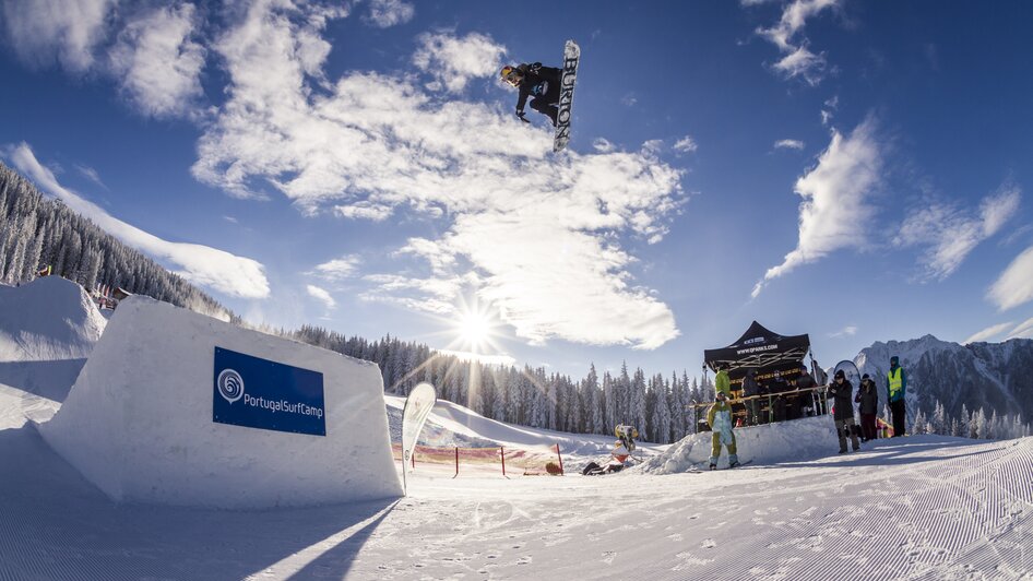 Snowboarder beim Springen im Superpark | © Roland Haschka