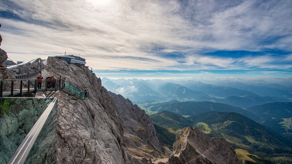Stairway to Nothingness und die Bergstation am Dachstein | © Rene Strasser