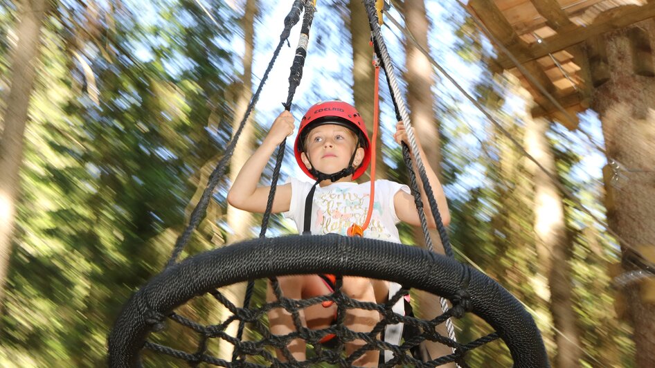 Kind auf runder Seilschaukel. | © Erlebnis Rittisberg