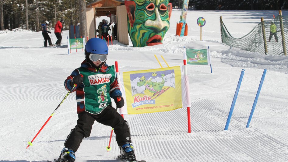 Kind lernt Skifahren beim Zauberlift.